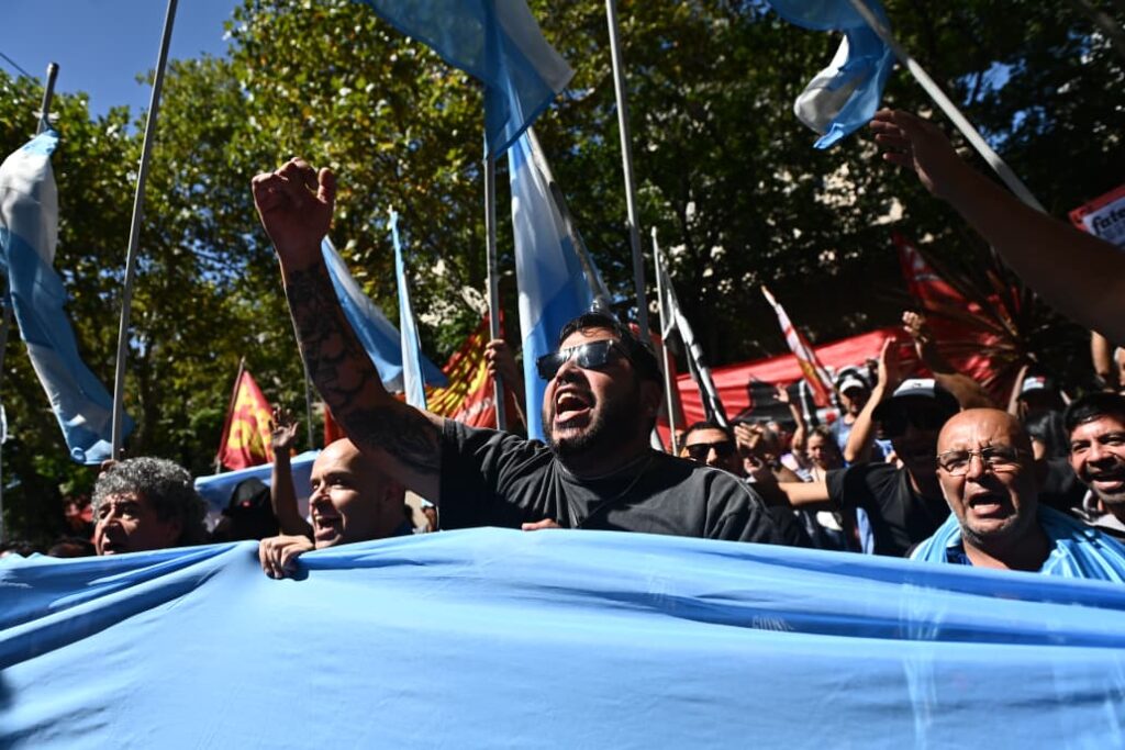 Trabajadores de SUTNA marcharon este jueves a la Legislatura bonaerense por una ley de ocupación temporaria de la fábrica FATE. 