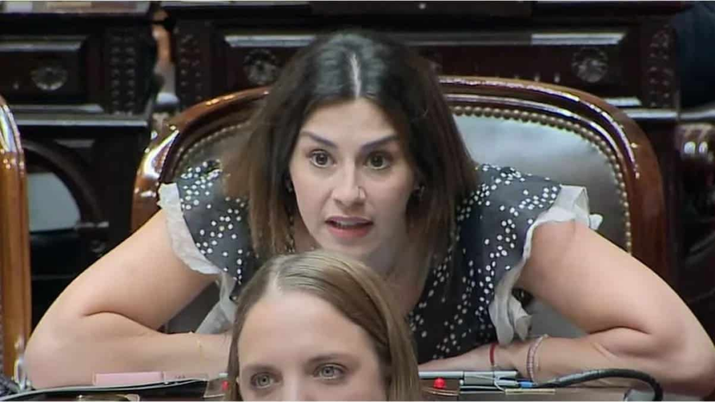 La diputada del bloque Coherencia, Marcela Pagano, presentó una denuncia penal contra el jefe de Gabinete, Manuel Adorni, por irregularidades en contrataciones públicas. 