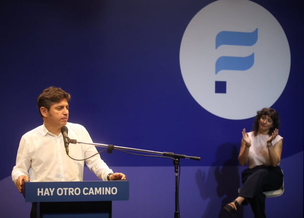 Axel Kicillof expandió el Movimiento Derecho al Futuro a la Ciudad de Buenos Aires con un discurso que unió críticas a Javier Milei y Jorge Macri.