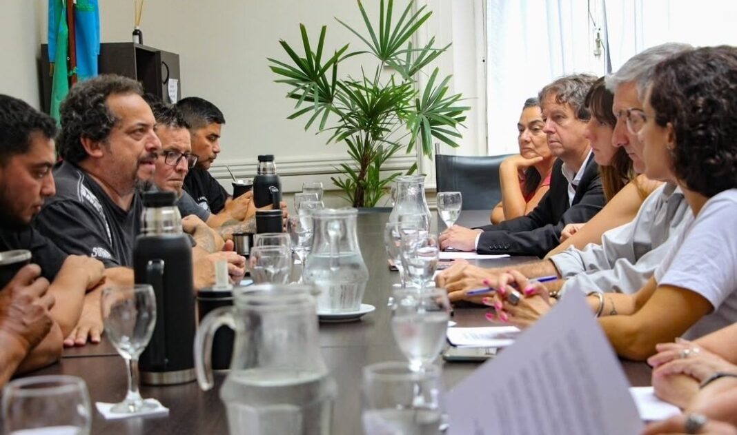 Trabajadores de SUTNA marcharon este jueves a la Legislatura bonaerense por una ley de ocupación temporaria de la fábrica FATE.