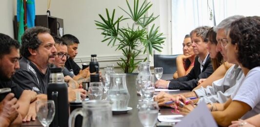 Trabajadores de SUTNA marcharon este jueves a la Legislatura bonaerense por una ley de ocupación temporaria de la fábrica FATE.
