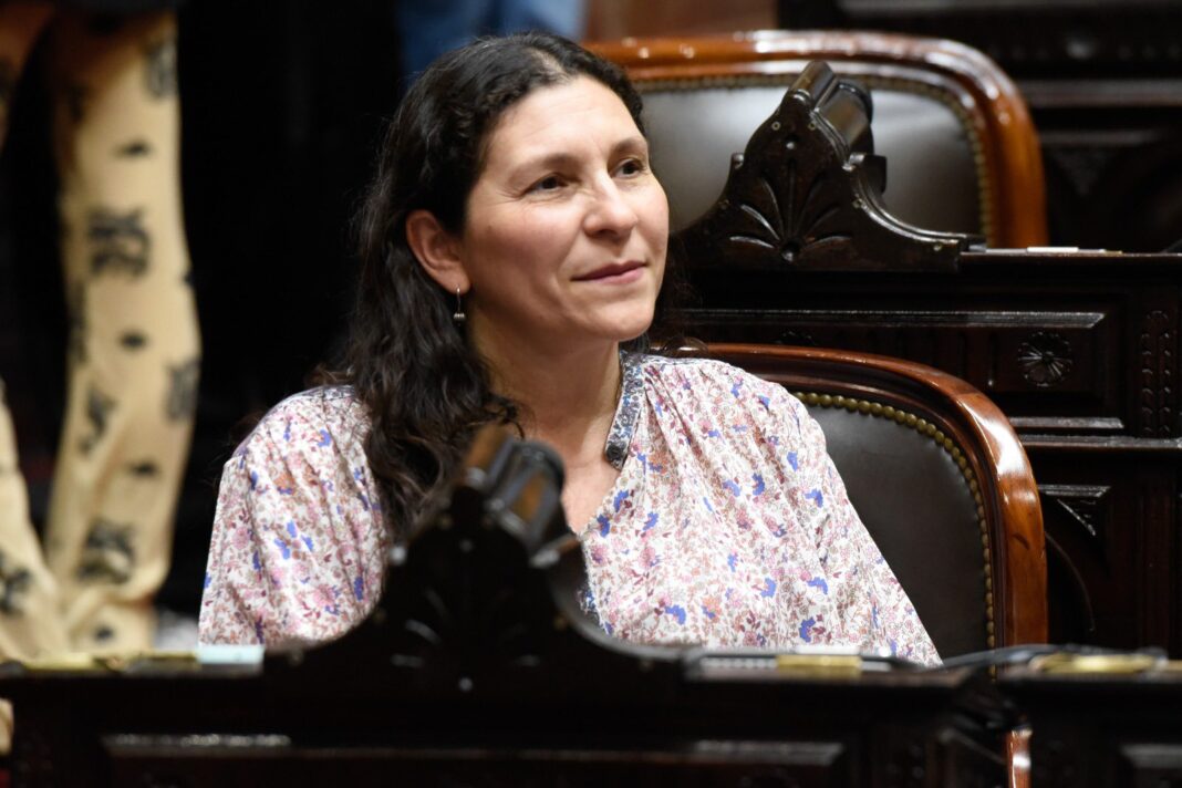 La senadora de UxP, Mónica Macha, presentó un proyecto para manifestar su preocupación por los recientes despidos de docentes de la Universidad Scalabrini Ortiz.