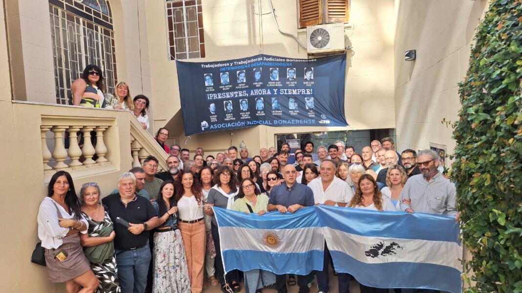 La Asociación Judicial Bonaerense (AJB) realizó un masivo acto de homenaje a los 14 trabajadores judiciales bonaerenses detenidos-desaparecidos por la última dictadura militar