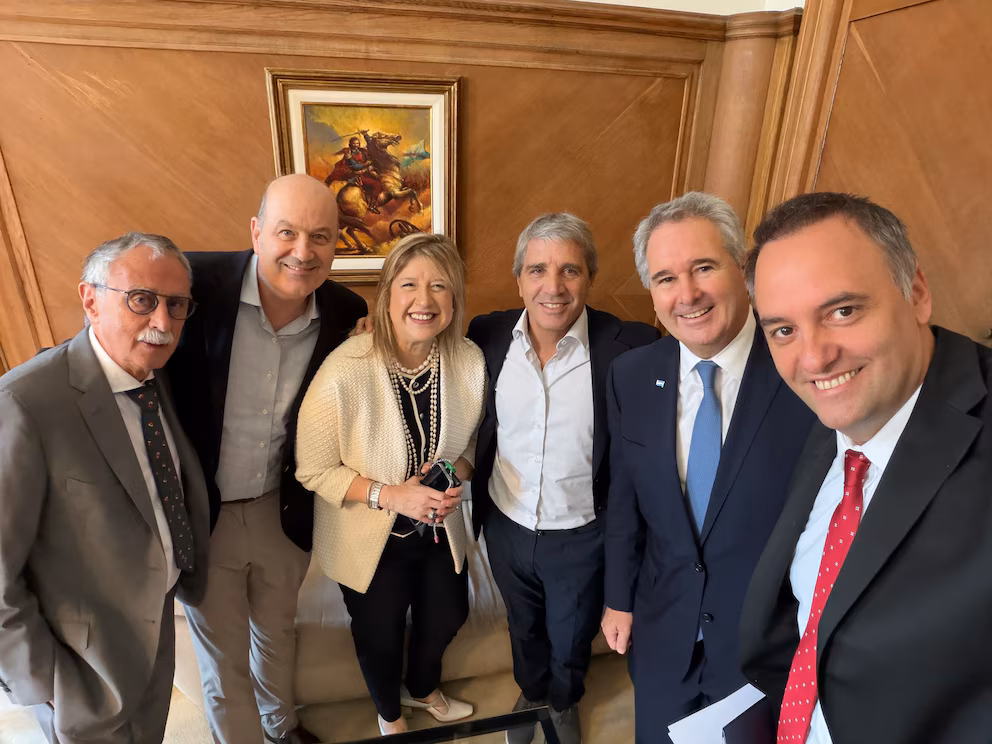 
En la previa de la conferencia de prensa en Casa Rosada, Adorni compartió una foto con una parte del gabinete de Milei que supone un respaldo por parte del Gobierno. 