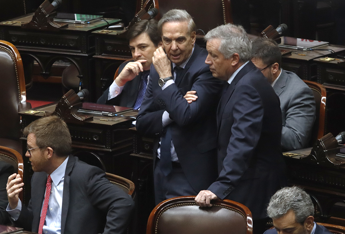 Pichetto y Monzó desembarcan en la Legislatura bonaerense para reunirse con libertarios dialoguistas, en medio de debates sobre la estrategia electoral.