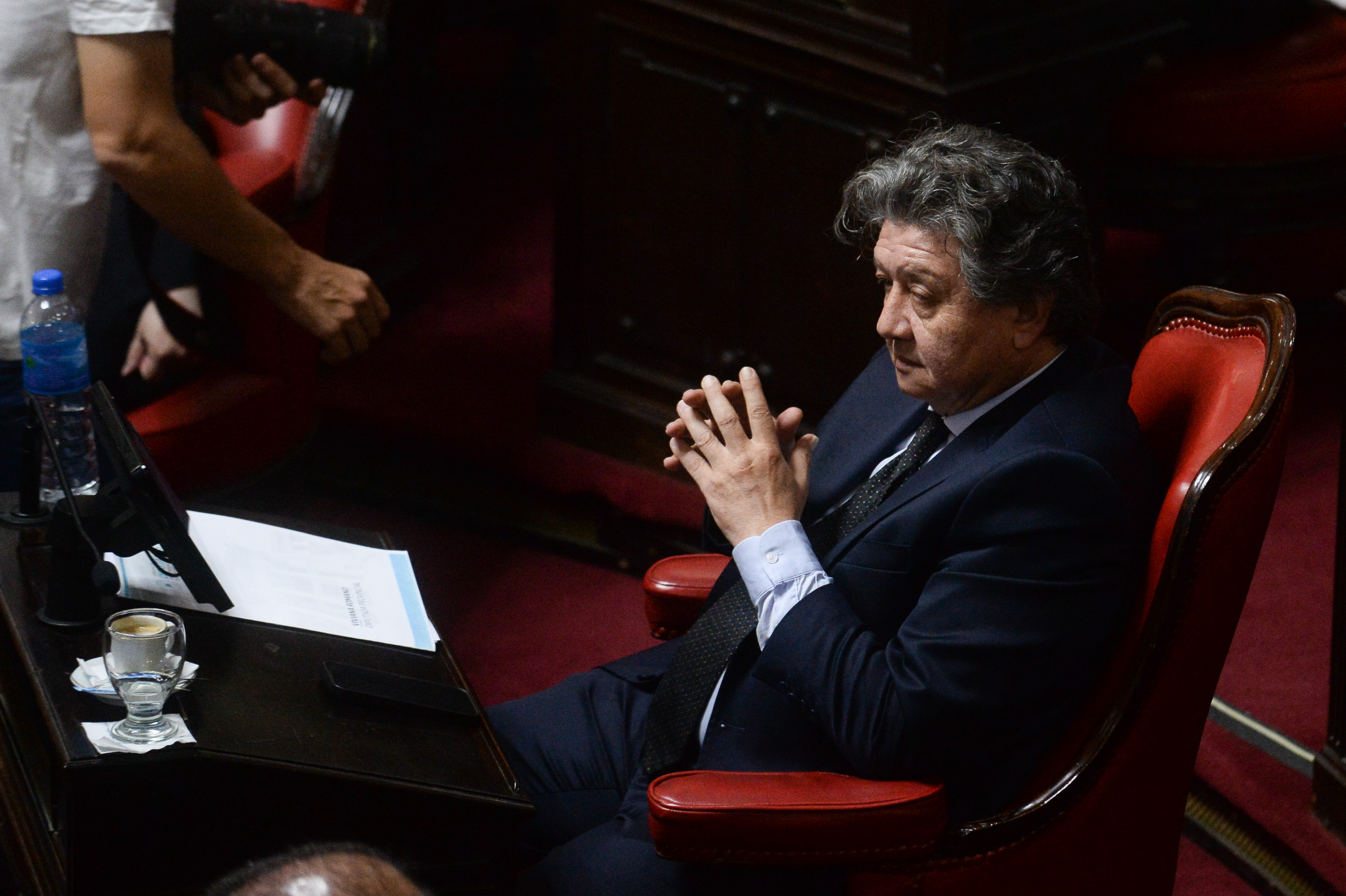 El senador, Carlos Kikuchi, propone fijar un tope al gasto en publicidad oficial de Axel Kicillof y vincularlo a la inversión en infraestructura educativa.