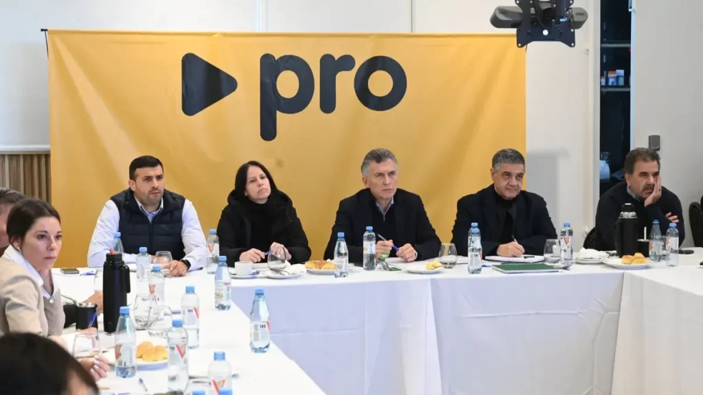 
Con presencia de gobernadores, legisladores y militantes, Macri relanza el PRO con la mira puesta en las elecciones 2027.