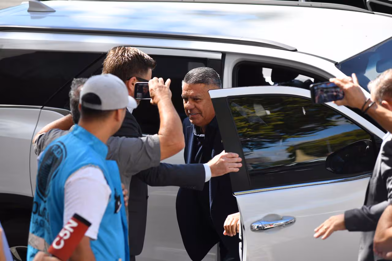 Claudio "Chiqui" Tapia se presentó ante los tribunales de Comodoro Py con un escrito y se negó a responder preguntas: "Cumplimos con lo que pidió el juez".