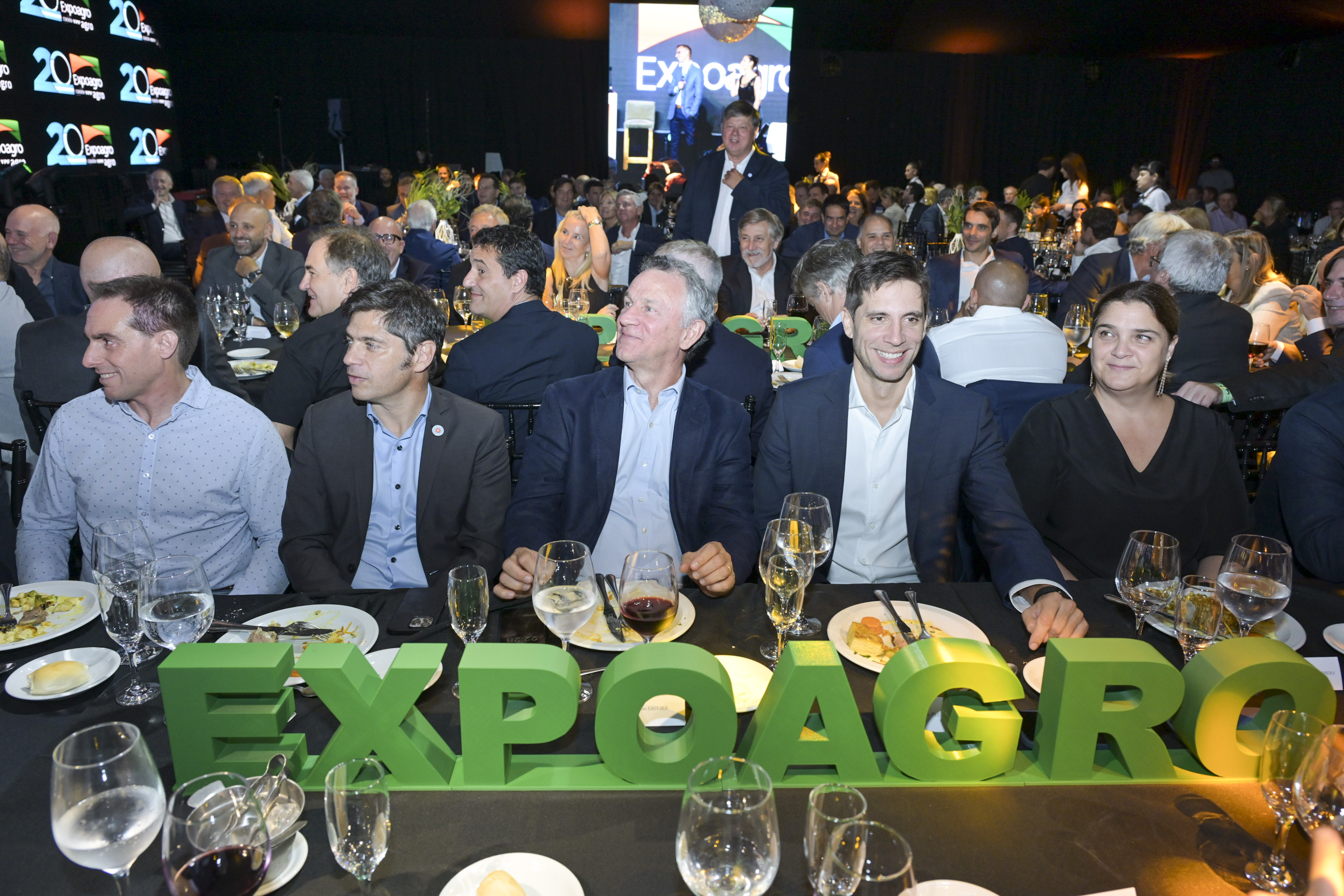 
Dirigentes del peronismo, el PRO y La Libertad Avanza compartieron una mesa en la cena apertura de la Expoagro 2026. 