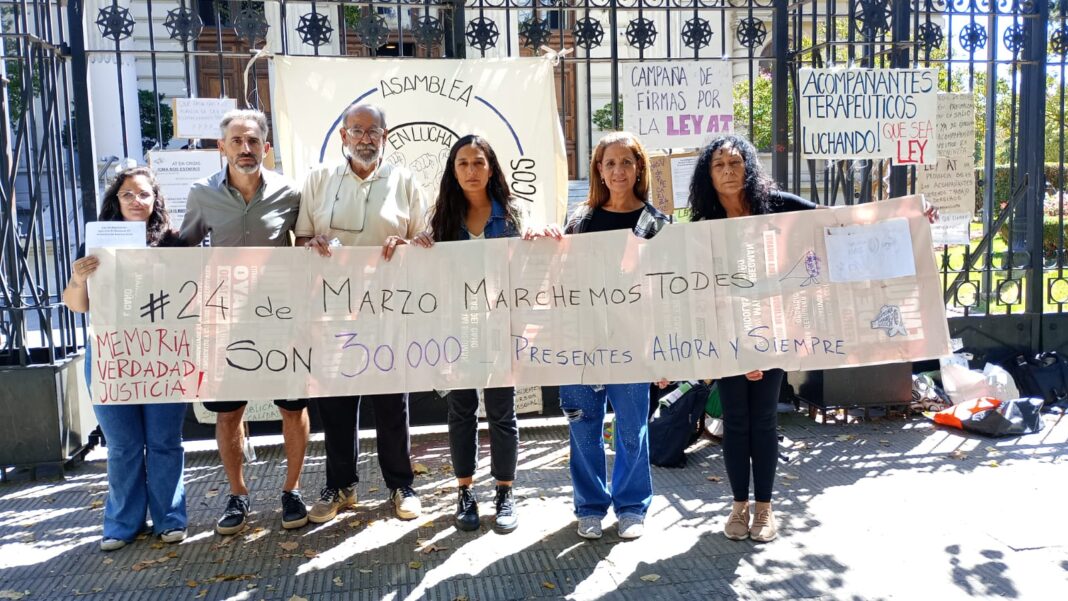 Acompañantes terapéuticos de toda la provincia desplegaron una campaña para pedir el tratamiento de ley que regula sus trabajos.
