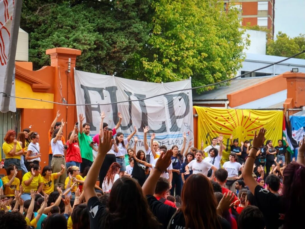La Juventud Universitaria Peronista volvió a quedarse con la conducción de la FULP, el principal órgano de la UNLP.