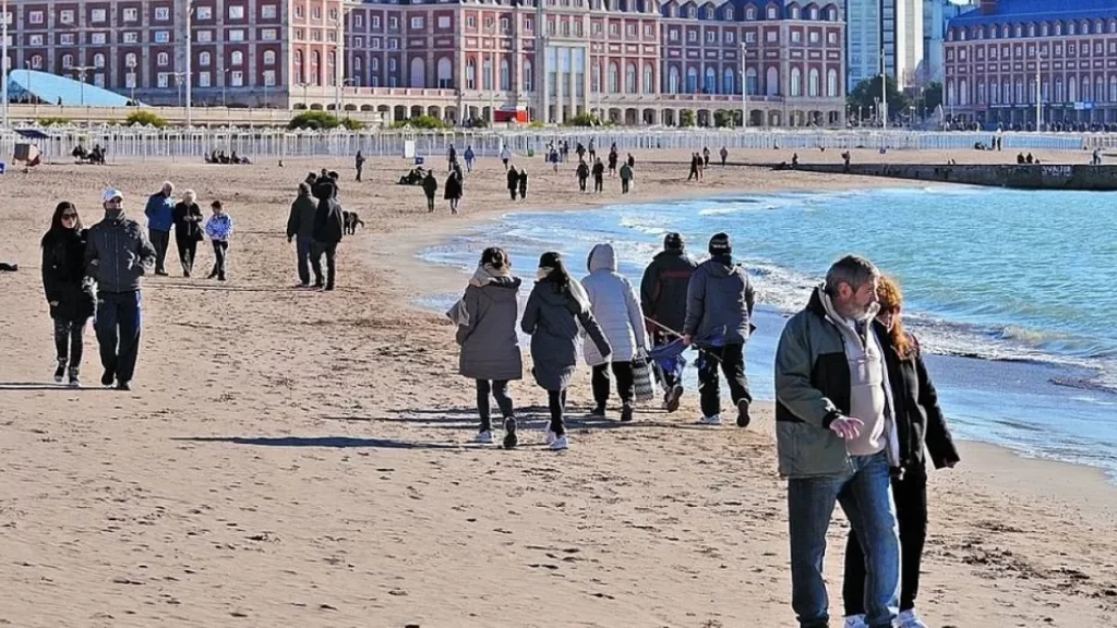 El clima del primer fin de semana largo post temporada de verano no acompañó la llegada de turistas a Mar del Plata y los empresarios ponen sus expectativas en Semana Santa.