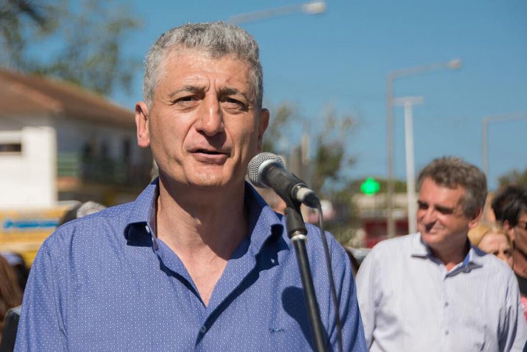 El recorte del servicio de barrido manual en Villa Gesell desató un fuerte cruce entre el Sindicato de Camioneros y el intendente Gustavo Barrera.