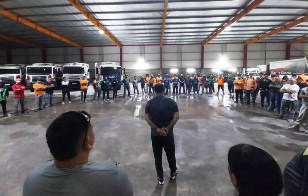 El recorte del servicio de barrido manual en Villa Gesell desató un fuerte cruce entre el Sindicato de Camioneros y el intendente Gustavo Barrera.