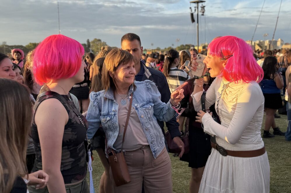 Mientras explotó el caso Adorni, Patricia Bullrich festejaba en el Lollapalooza.