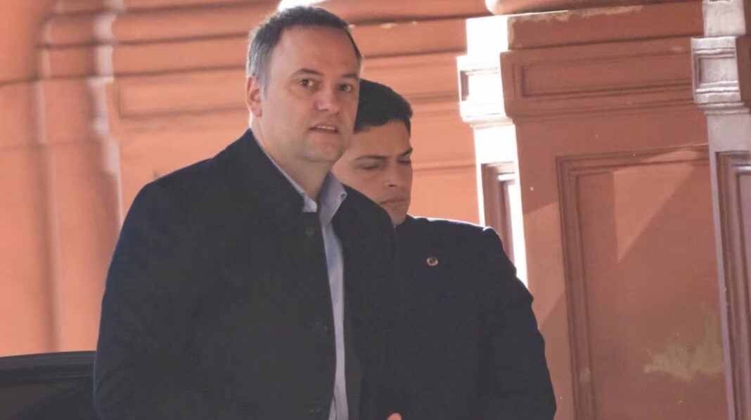 Manuel Adorni retoma reuniones con ministros en medio de los cuestionamientos por sus viajes, mientras el Gobierno intenta frenar la crisis interna.
