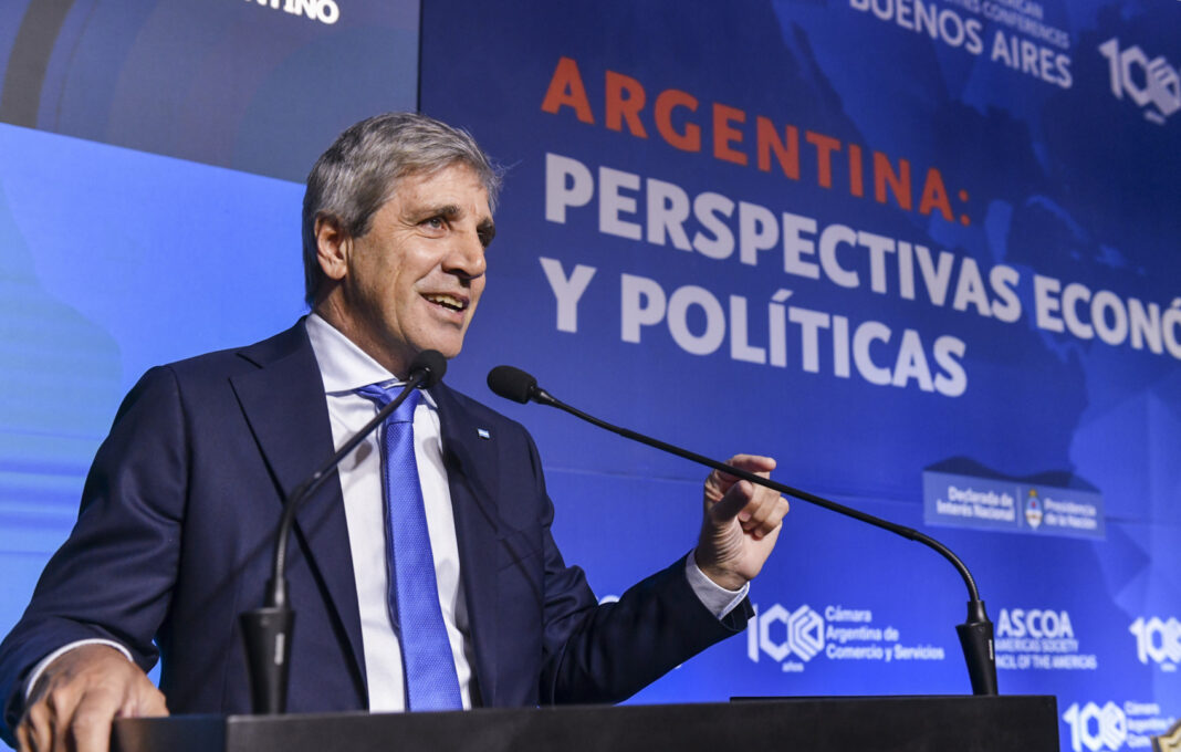 El ministro Luis Caputo busca renovar $8 billones y captar dólares en el mercado local, ante la falta de acceso al crédito externo.