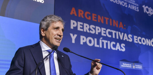 El ministro Luis Caputo busca renovar $8 billones y captar dólares en el mercado local, ante la falta de acceso al crédito externo.