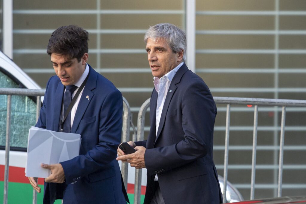 El equipo económico de Caputo definirá el menú de bonos en una semana clave, con el foco puesto en sostener el rollover y medir el pulso del mercado financiero local.