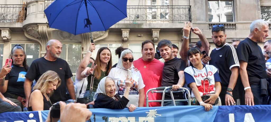 El gobernador bonaerense Axel Kicillof ingresó pasadas las 14 horas a la movilización por el Día de la Memoria.