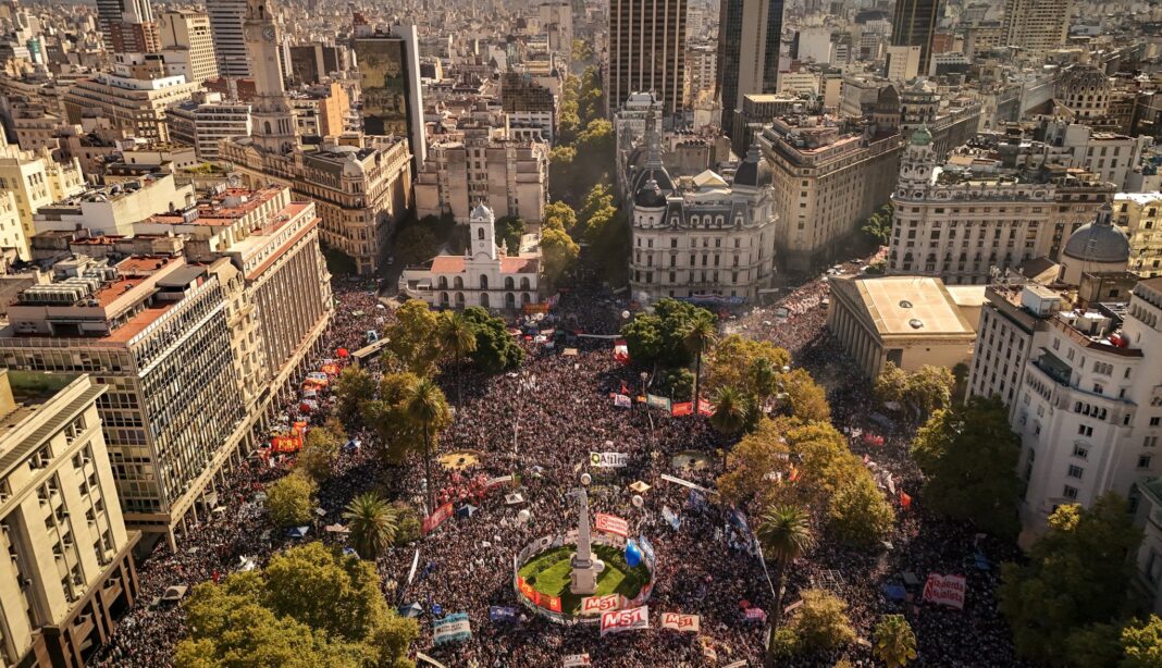 Con consignas que combinan la memoria histórica y críticas al gobierno de Milei, centenares de miles de personas marcharon a Plaza de Mayo por el 50° aniversario del golpe cívico-militar.