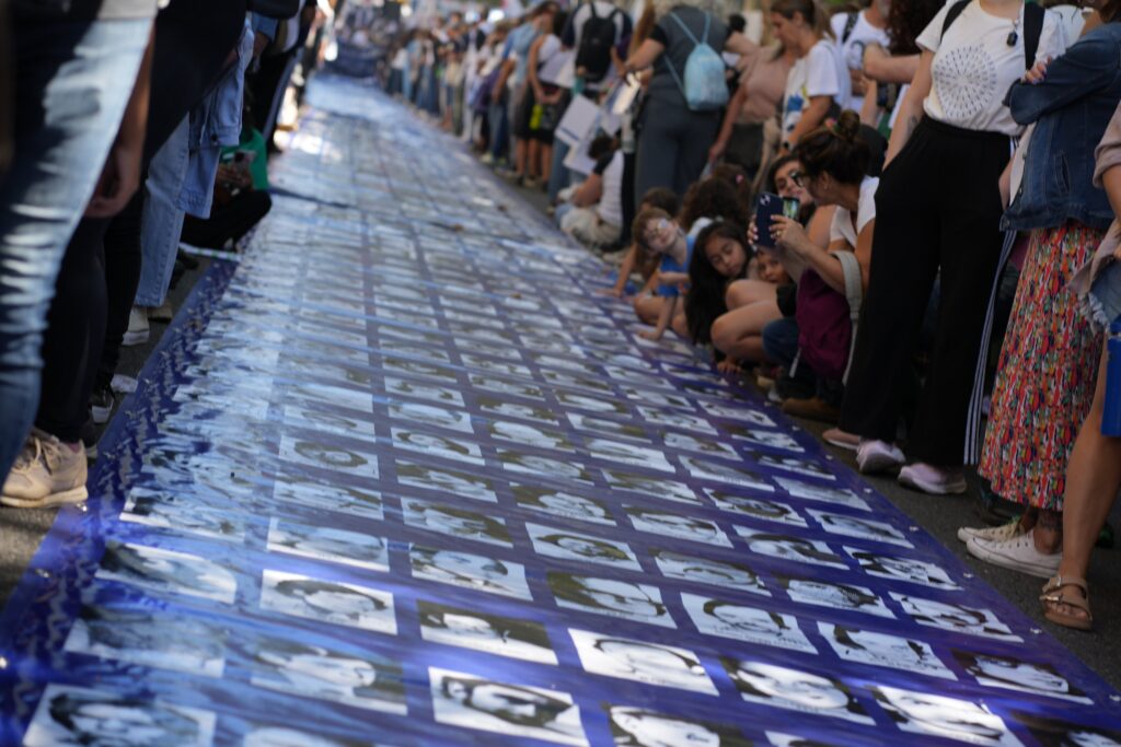 En la movilización por el 24 de Marzo, hubo cuestionamientos al gobierno nacional por achicar recursos por achicar recursos en políticas de Derechos Humanos.