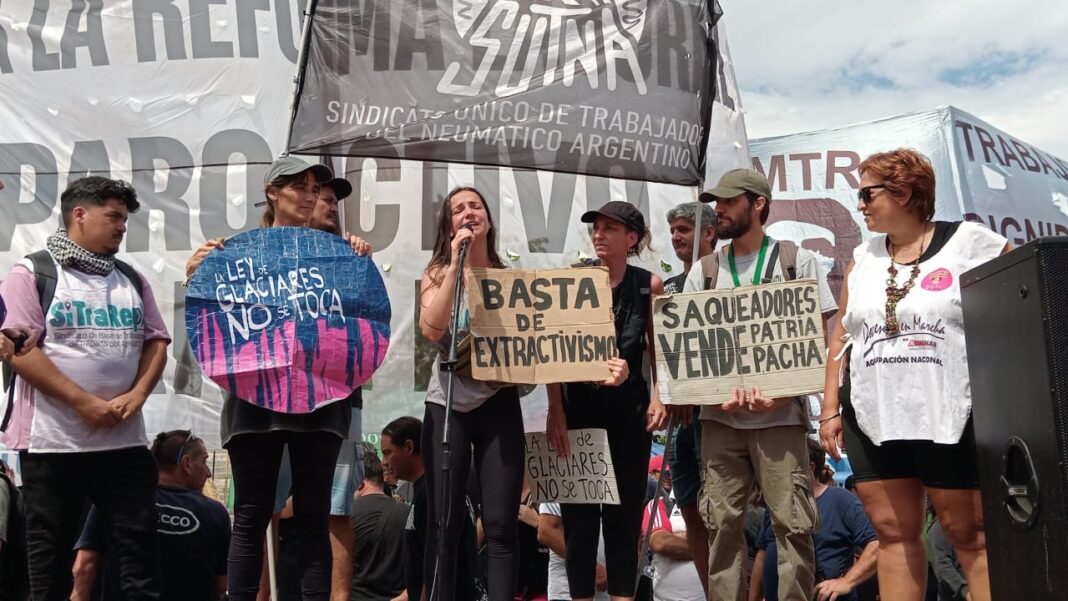 Organizaciones ambientalistas y la oposición se unen en las inmediaciones del Congreso para pedir la ampliación de la participación en la audiencia por la Ley de Glaciares.