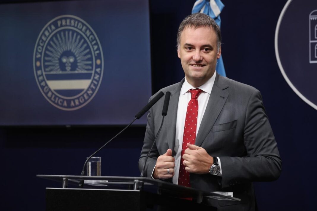 Manuel Adorni brindó una conferencia de prensa y se sometió a un interrogatorio sobre su patrimonio y el gasto del vuelo privado a Uruguay.