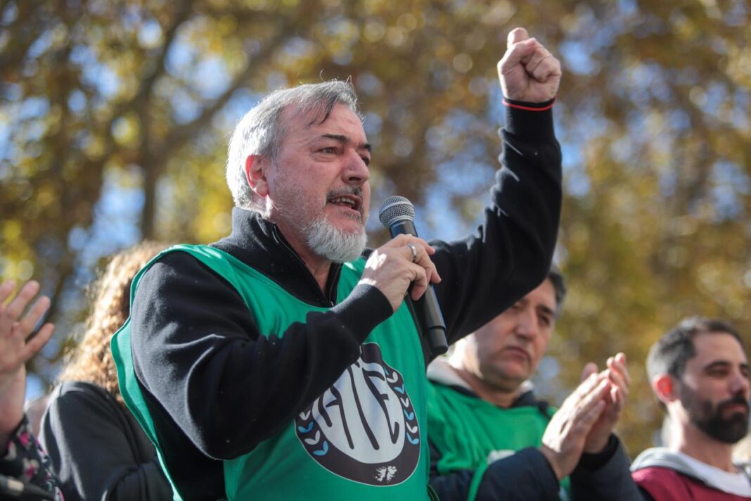 El titular de ATE, Rodolfo Aguiar, cruzó a Manuel Adorni tras la conferencia de prensa en la que el jefe de Gabinete intentó explicar su patrimonio.