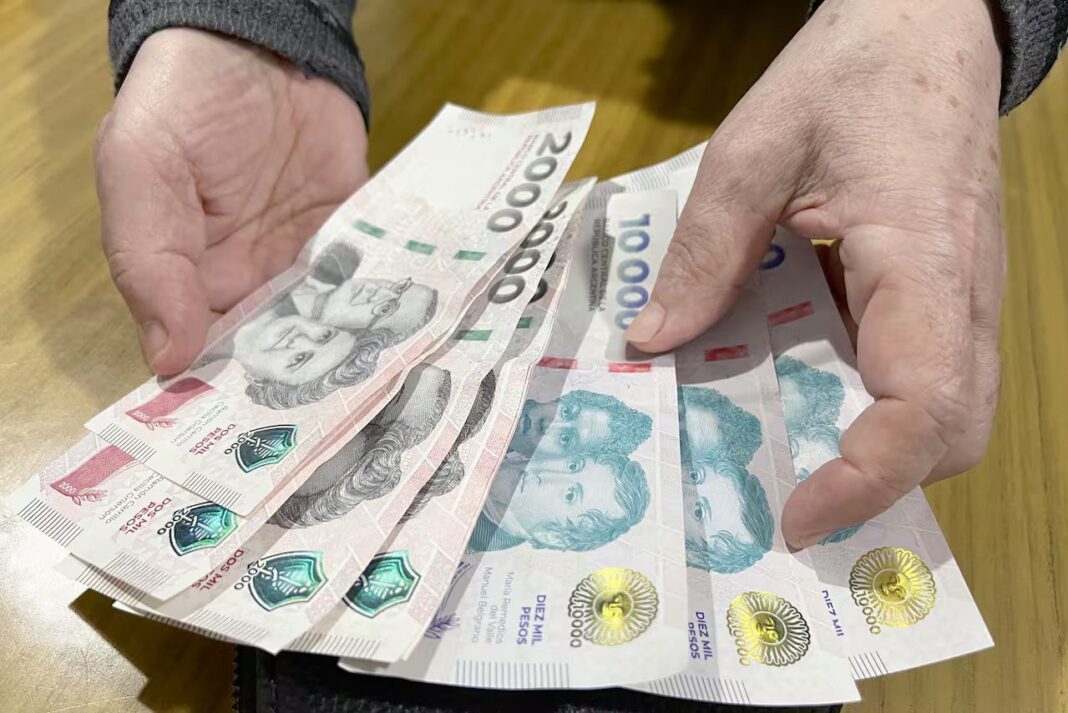 Según el INDEC, los salarios del sector público y privado registrados aumentaron en promedio 2% en enero y quedaron por quinto mes seguido por debajo de la inflación.
