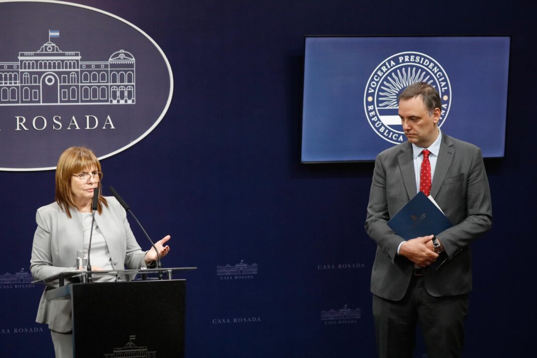 Manuel Adorni y Patricia Bullrich se reúnen en la Casa Rosada tras las tensiones internas, mientras el Gobierno busca mostrar unidad.