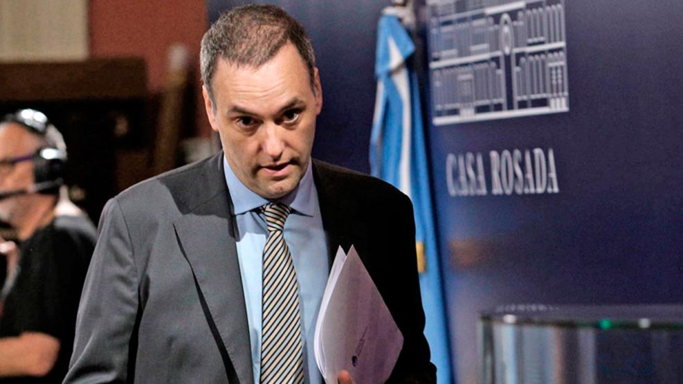 Manuel Adorni sigue en la cuerda floja por la polémica de los viajes privados y desde el Gobierno ya barajan varios nombres como potenciales jefes de Gabinete.