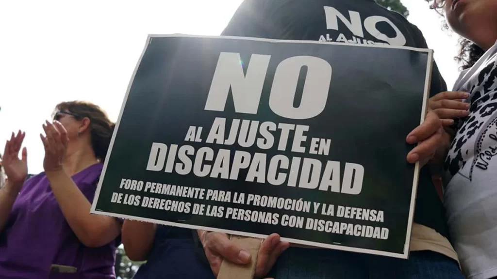Familiares de personas con discapacidad continúan los reclamos por la aplicación plena de la emergencia en el área votada por el Congreso.