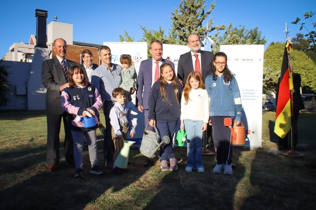 El intendente de Bahía Blanca y el embajador Lamié plantaron un roble en la Plaza Alemania de la ciudad.