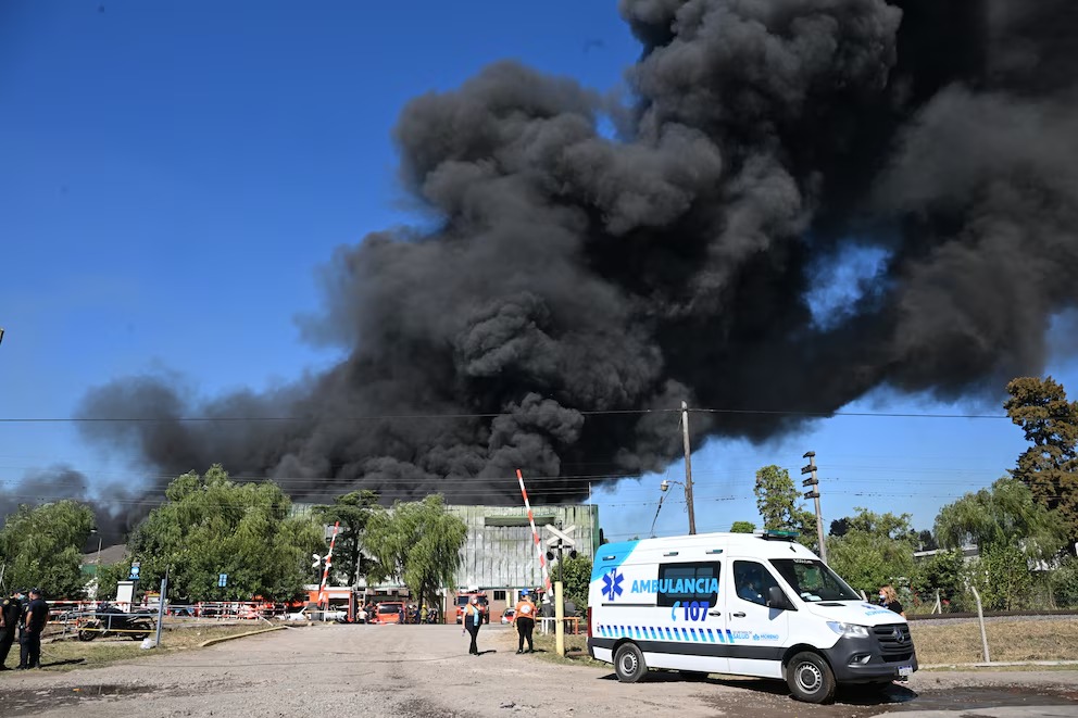 Incendio de gran magnitud en una fábrica de pinturas en Moreno generó preocupación por el manejo de sustancias inflamables y volvió a exponer fallas en los controles.