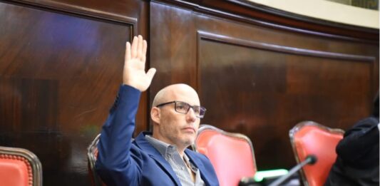 El senador del bloque HECHOS, Marcelo Leguizamón, expreso su repudio a los crímenes durante el terrorismo de Estado, y pidió "no banalizar" aquel proceso con la comparación con gobiernos democráticos.