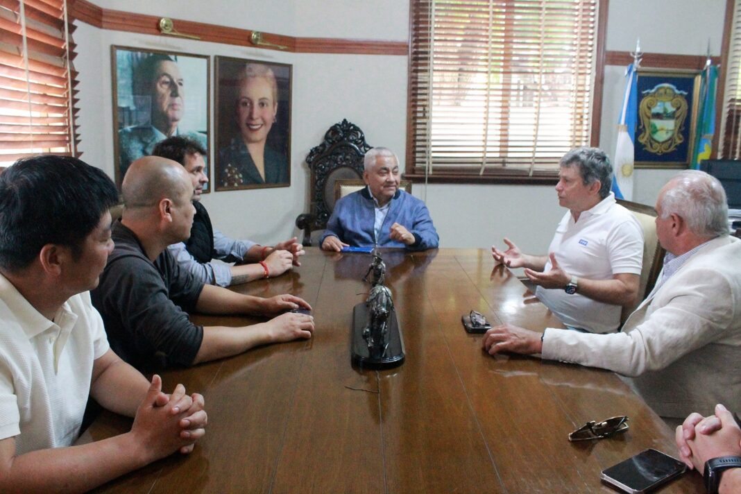 El intendente de San Pedro, Cecilio Salazar, se reunió con el grupo empresarial que construirá un centro industrial y dotará de trabajo al partido.