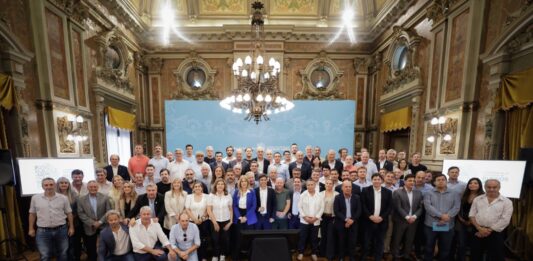 El gobernador Axel Kicillof tuvo su reunión con intendentes. Solo fueron peronistas y radicales, a los que les prometió dos fondos financieros para antes de mayo.