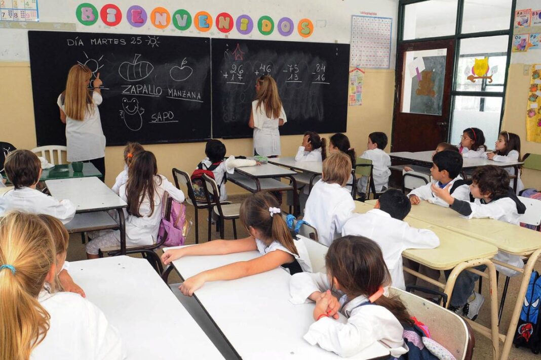 Docentes bonaerenses elevaron una nota a la Provincia para pedir el adelanto del cobro del sueldo de marzo y saltar la demora que generaría el fin de semana XXL.