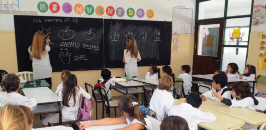 Docentes bonaerenses elevaron una nota a la Provincia para pedir el adelanto del cobro del sueldo de marzo y saltar la demora que generaría el fin de semana XXL.