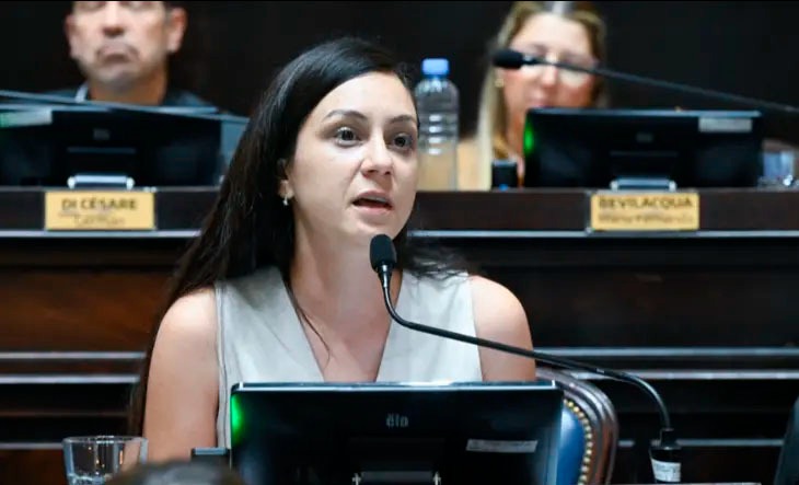 La diputada bonaerense Ayelén Rasquetti impulsa un proyecto para crear una bolsa de pasantías unificada en el Estado provincial.