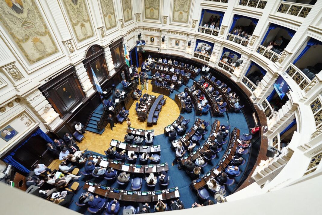 Diputados y senadores de La Libertad Avanza y Fuerza Patria salieron a festejar el fallo que hizo caer el juicio contra Argentina por la expropiación de YPF.