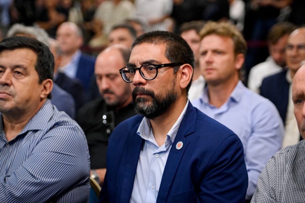 El intendente de Coronel Rosales, Rodrigo Aristimuño, participó de la cumbre de alcaldes con el gobernador Axel Kicillof.