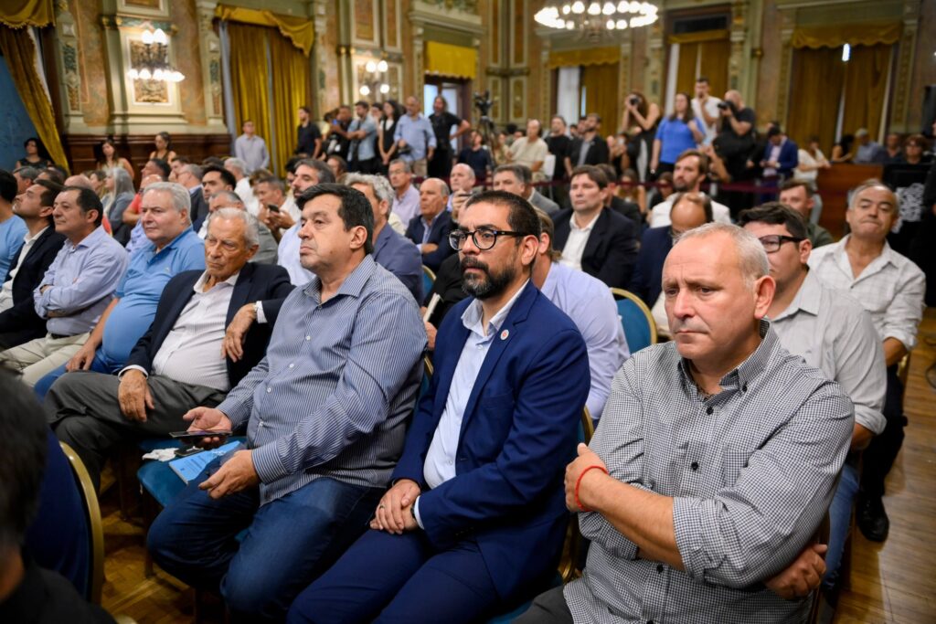 El intendente de Coronel Rosales, Rodrigo Aristimuño, participó de la cumbre de jefes comunales organizada por Axel Kicillof. 