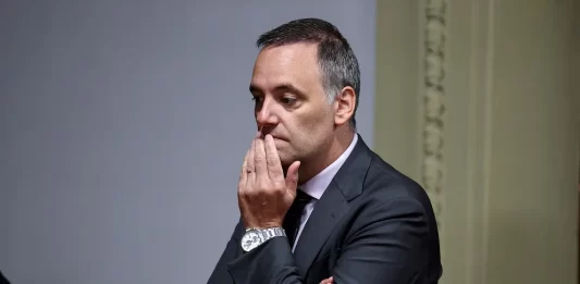 El fiscal federal, Gerardo Pollicita, imputó por presunto enriquecimiento ilícito al jefe de Gabinete, Manuel Adorni, y ordenó una docena de pruebas sobre el patrimonio del funcionario.