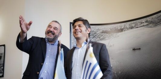 El gobernador bonaerense, Axel Kicillof, viajó este sábado a la República Oriental del Uruguay, donde analizó el contexto internacional con el presidente Yamandú Orsi. Todos los detalles.