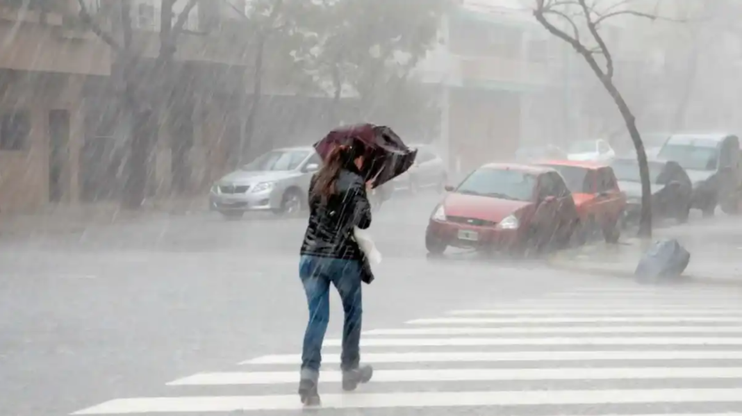 El avance de las tormentas durante el fin de semana generó anegamientos, complicaciones en la circulación y preocupación en varios distritos.