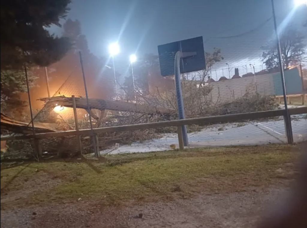 El avance de las tormentas durante el fin de semana generó anegamientos, complicaciones en la circulación y preocupación en varios distritos.
