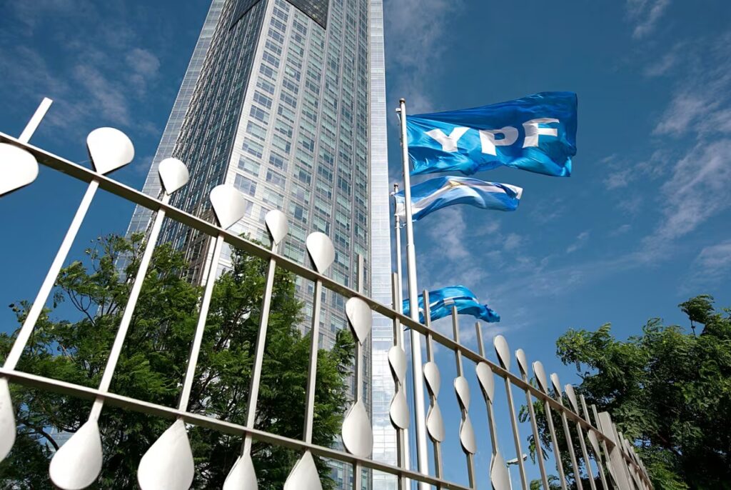 El fallo por YPF reactivó la disputa política entre el Gobierno nacional y la oposición por la expropiación de la petrolera.