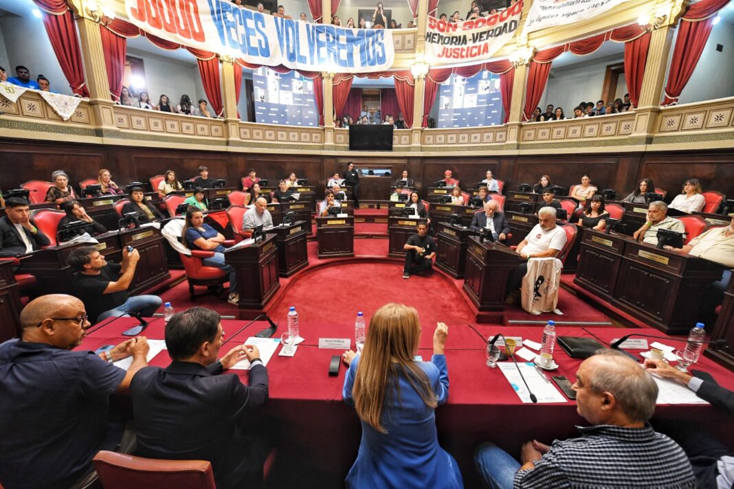 La titular del Senado bonaerense, Verónica Magario, llevó a cabo un conversatorio virtual con jóvenes para reflexionar sobre la cultura en tiempos de dictadura. 